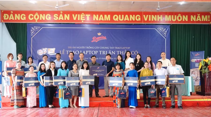 Nhãn hàng bánh quy bơ Danisa phối hợp với Báo Giáo dục và Thời đại trao tặng 20 Laptop cho thầy, cô giáo khó khăn trên địa bàn tỉnh Kon Tum.