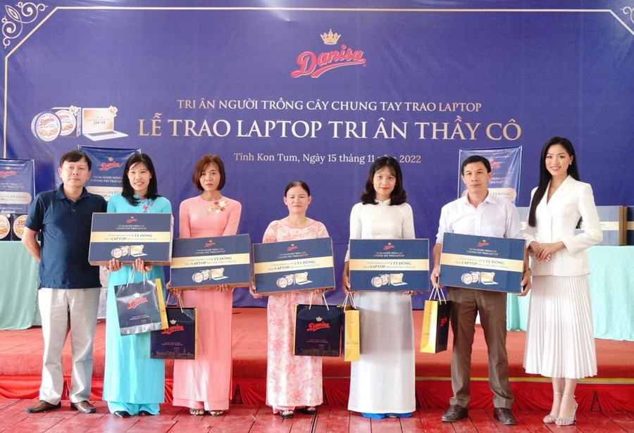 Ông Nguyễn Hữu Hải - Đại diện Danisa cùng Hoa hậu Thể thao - Đoàn Thu Thuỷ trao tặng Laptop cho giáo viên. Ông Nguyễn Hữu Hải - Đại diện Danisa cùng Hoa hậu Thể thao - Đoàn Thu Thuỷ trao tặng Laptop cho giáo viên.