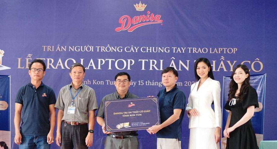 Đại diện Danisa, Sở GD&ĐT, Hoa hậu Thể thao - Đoàn Thu Thuỷ, Báo GD&TĐ cùng trường THPT Ngô Mây tại Lễ trao Laptop. Đại diện Danisa, Sở GD&ĐT, Hoa hậu Thể thao - Đoàn Thu Thuỷ, Báo GD&TĐ cùng trường THPT Ngô Mây tại Lễ trao Laptop.