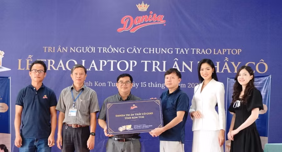 Đại diện Danisa, Sở GD&amp;ĐT, Hoa hậu Thể thao - Đoàn Thu Thuỷ, Báo GD&amp;TĐ cùng trường THPT Ngô Mây tại Lễ trao Laptop.