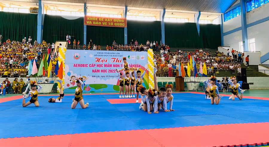 Mở đầu Hội thi là bài thi: Liên khúc cô dạy em tập thể dục buổi sáng - phòng GD&amp;ĐT Ea Kar (ảnh: Thành Tâm).