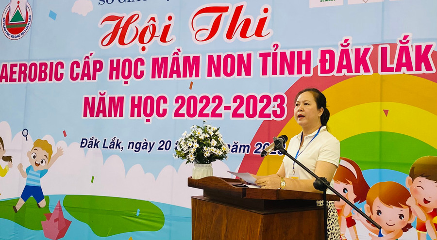 Bà Lê Thị Kim Oanh - Phó Giám đốc Sở GD&ĐT phát biểu khai mạc Hội thi (ảnh: Thành Tâm).