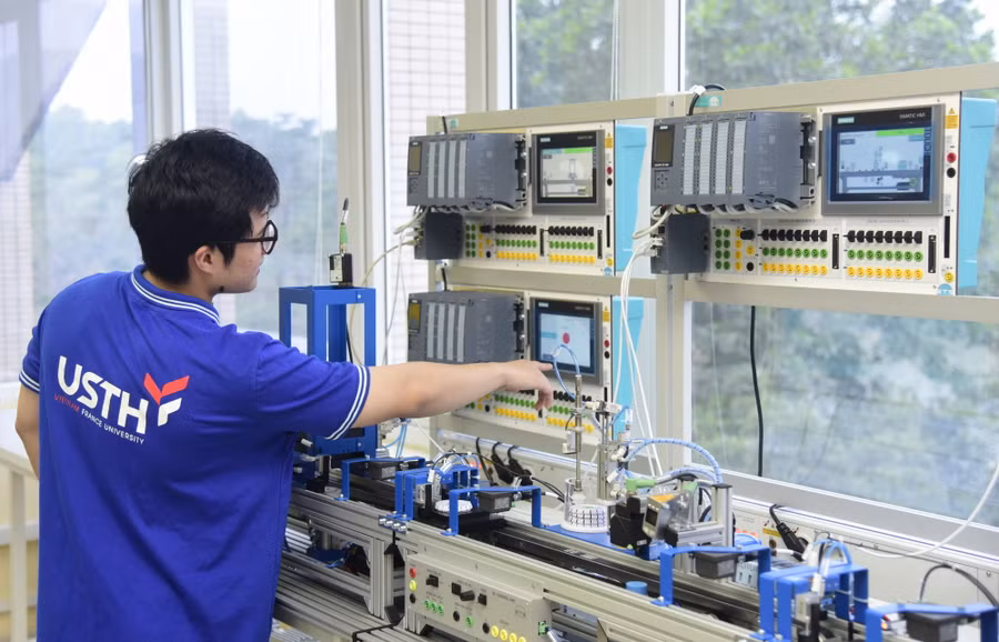 Sinh viên Trường ĐH Khoa học và Công nghệ Hà Nội. Ảnh: NTCC.