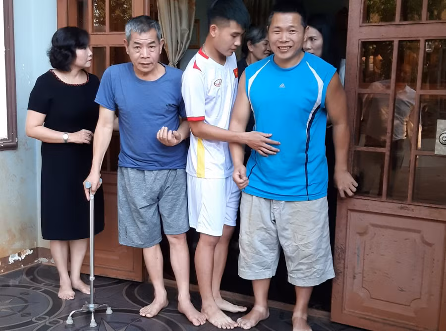 Bố (áo xanh) và ông nội (chống gậy) của Thịnh đều mất khả năng lao động.