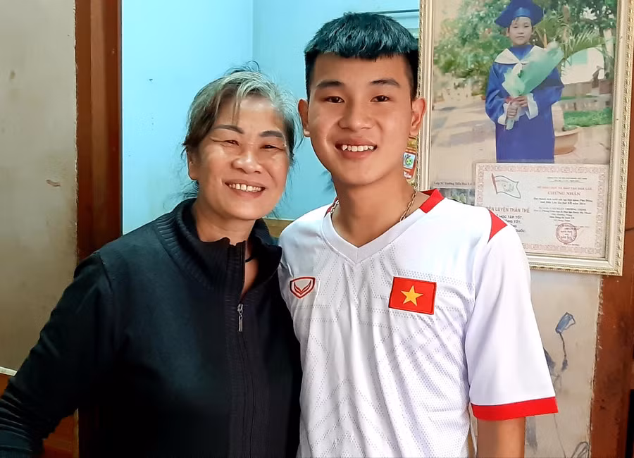 Hai bà cháu trở thành trụ cột cho cả gia đình