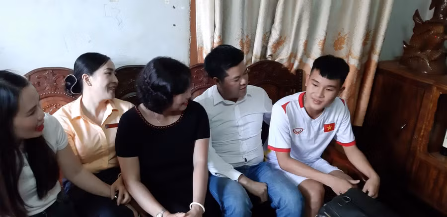 Thịnh tâm sự với anh Nguyễn Văn Dũng, Trưởng VP đại diện Báo GD&amp;TĐ tại miền Trung – Tây Nguyên và những người trong doàn công tác về niềm đam mê bóng đá và ước mơ trờ thành cầu thủ chuyên nghiệp.