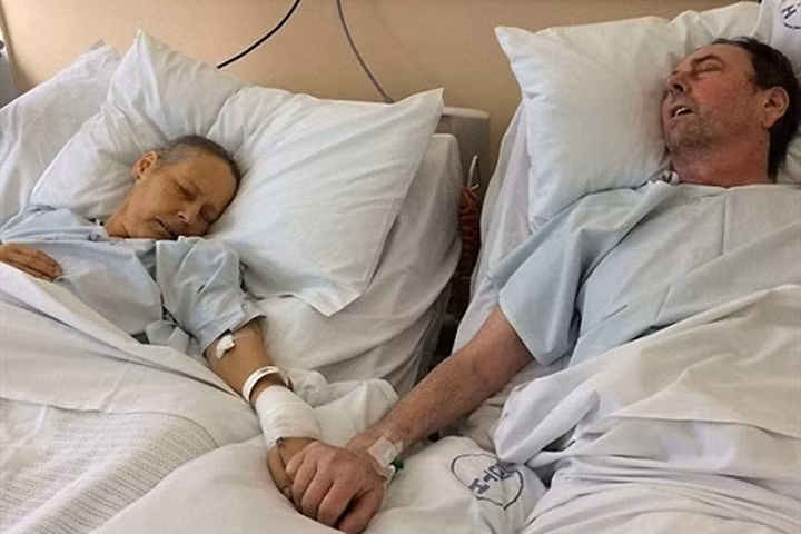 Đến tận cuối đời, cặp vợ chồng già vẫn nắm tay nhau không rời trên giường bệnh