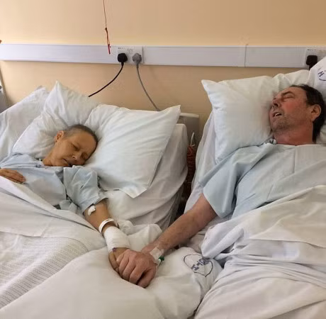 Den tan cuoi doi, cap vo chong gia van nam tay nhau khong roi tren giuong benh - Anh 1