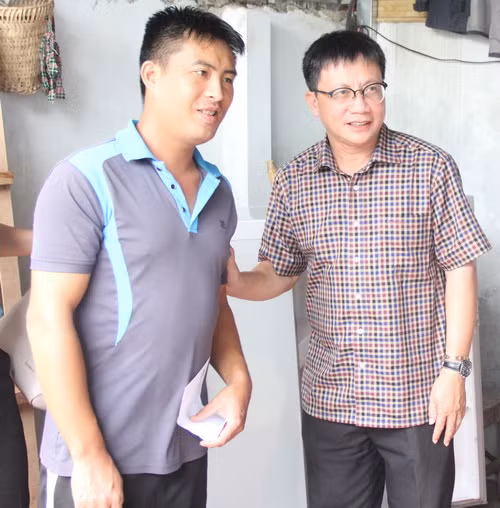 Ông Nguyễn Ngọc Ân - Phó Chủ tịch Công đoàn Giáo dục Việt Nam động viên, chia sẻ những khó khăn mà gia đình thầy Nguyễn Vũ Tú đang phải đối diện