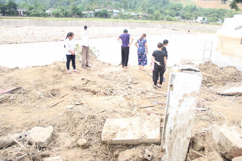 Khung cảnh tan hoang sau mưa lũ ở khu vực gia đình cô cô Đinh Thị Hảo sinh sống