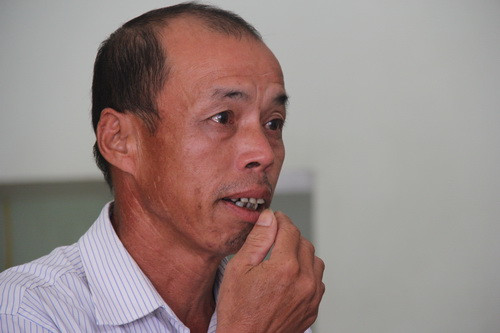 Ông Hà Kim Bình - bố đẻ của cô Hà Thị Yến như người mất hồn Ông Hà Kim Bình - bố đẻ của cô Hà Thị Yến như người mất hồn