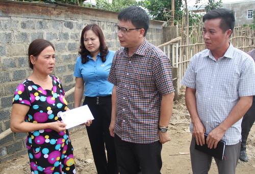 Bà Nguyễn Thị Tám (thứ 2 từ trái sang phải) cùng với Công đoàn Giáo dục Việt Nam đến thăm hỏi, động viên và hỗ trợ các gia đình giáo viên bị thiệt hại do mưa lũ gây ra