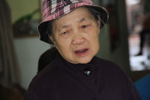 Bà Hoàng Thị Chinh - bà nội chồng của cô Hà Thị Yến đau đớn khi hay tin dữ đến với cháu dâu của mình