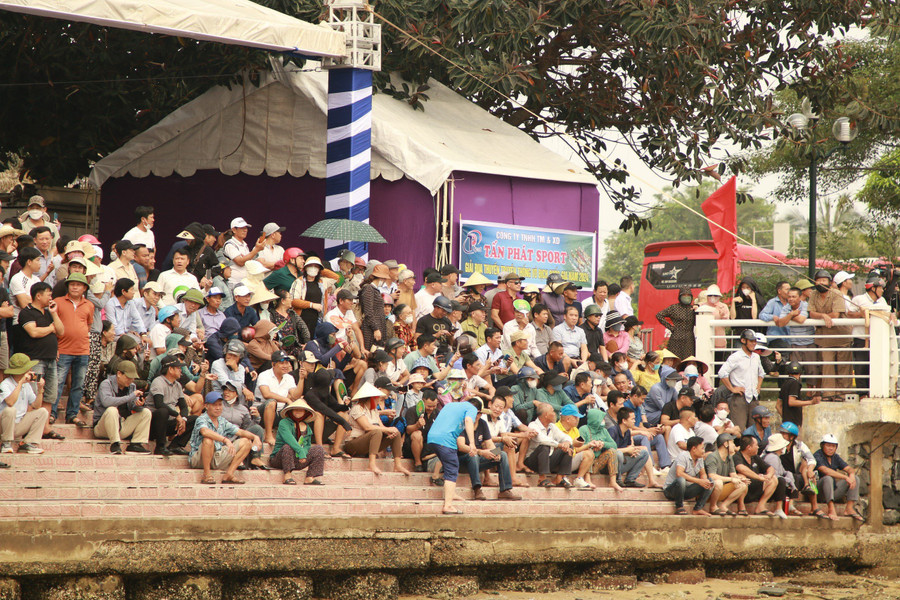 Đông đảo khán giả cổ vũ các VĐV thi đấu. Đông đảo khán giả cổ vũ các VĐV thi đấu.