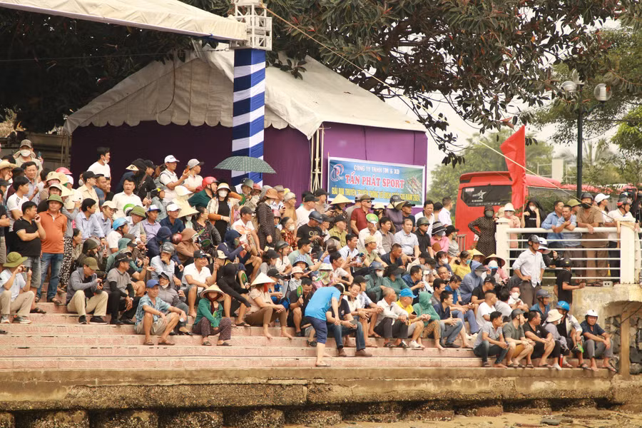 Đông đảo khán giả cổ vũ các VĐV thi đấu.