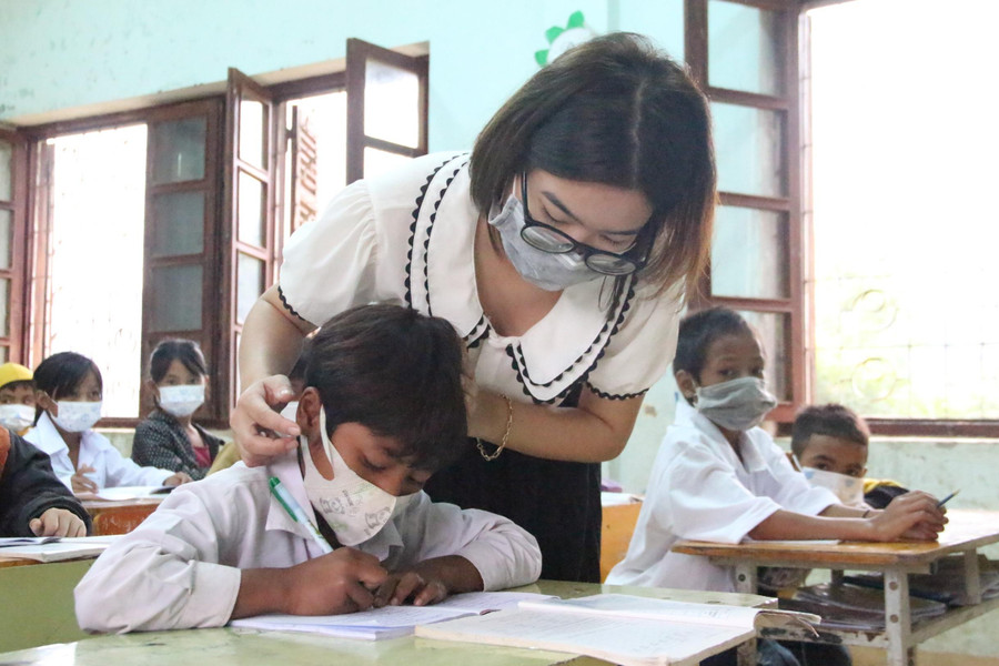 Cô Võ Thị Quỳnh Nga, nhân vật trong câu chuyện "Mường Hoong, những ngày mưa..." của cô Quỳnh Hưng. Cô Võ Thị Quỳnh Nga, nhân vật trong câu chuyện "Mường Hoong, những ngày mưa..." của cô Quỳnh Hưng.