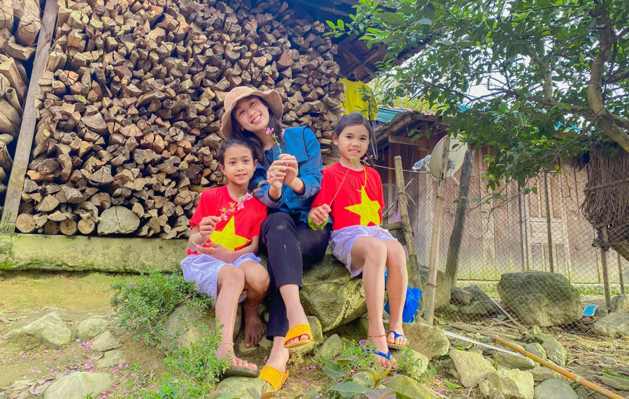 Cô Quỳnh Hưng thấy rất tự hào khi là một người giáo viên. Cô Quỳnh Hưng thấy rất tự hào khi là một người giáo viên.