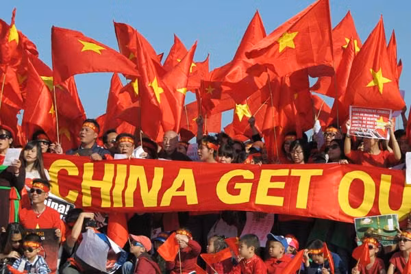 Kiều bào ở Paris nắm tay phản đối Trung Quốc xâm phạm lãnh hải Việt Nam