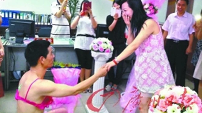 Chàng trai mặc bikini đi bộ 2 km đến cầu hôn