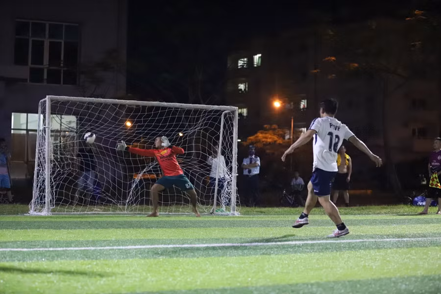 Đội Bảo vệ Bình an và Phân xưởng vận hành tại loạt đấu luân lưu để tìm ra nhà vô địch.