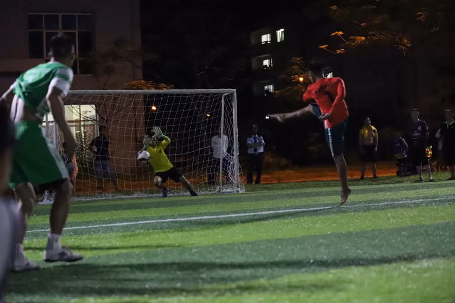 2 thủ môn đọ sức trên chấm 11m.