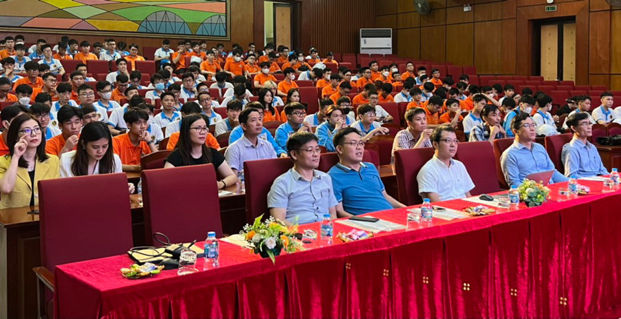 Các đại biểu và học viên, sinh viên Trường ĐH Giao thông vận tải tham dự Chương trình đào tạo.