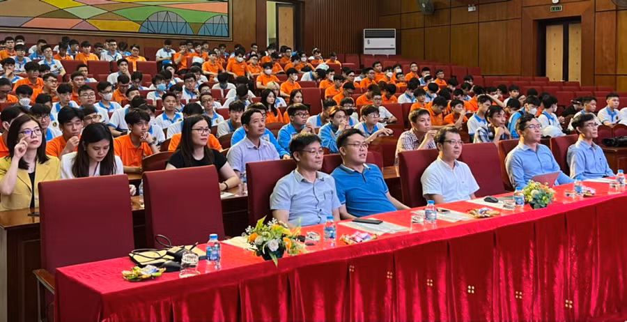 Các đại biểu và học viên, sinh viên Trường ĐH Giao thông vận tải tham dự Chương trình đào tạo.