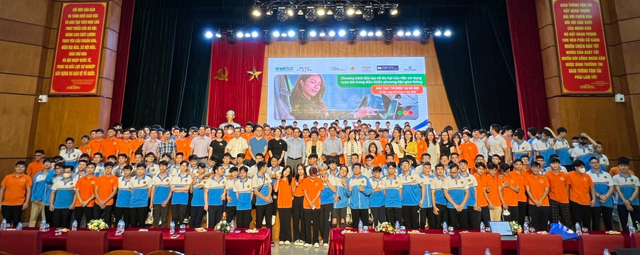 Sinh viên Trường Đại học Giao thông vận tải tham gia chương trình đào tạo.