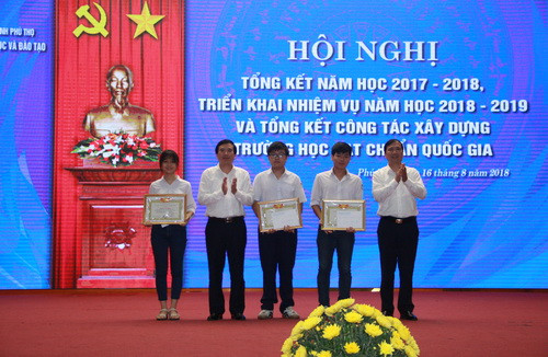 Trao phần thưởng cho 3 học sinh đạt thành tích xuất sắc trong học tập và rèn luyện Trao phần thưởng cho 3 học sinh đạt thành tích xuất sắc trong học tập và rèn luyện