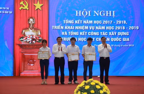 Trao phần thưởng cho 3 học sinh đạt thành tích xuất sắc trong học tập và rèn luyện