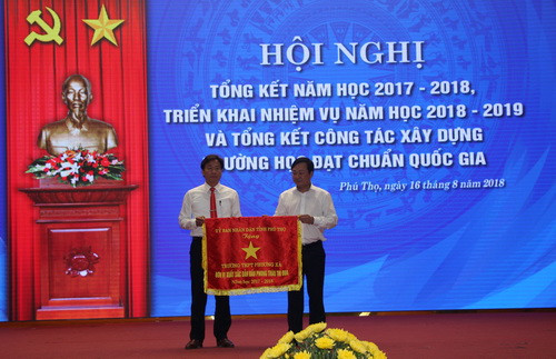 Tặng Cờ thi đua cho đơn vị đạt thành tích xuất sắc trong năm học 2017 - 2018