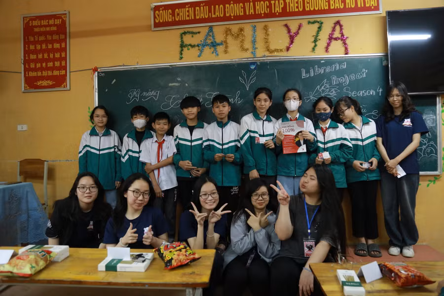 Khép lại buổi học, dự án gửi tặng nhà trường cùng các em học sinh những phần quà nhỏ và suất học bổng trị giá 50 -100% của khoá học kỹ năng mềm.