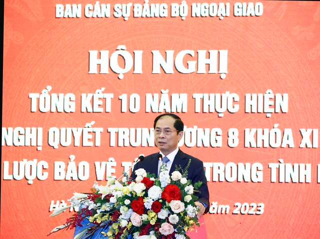 Bộ trưởng Bùi Thanh Sơn báo cáo kết quả 10 năm thực hiện Nghị quyết Trung ương 8 của Bộ Ngoại giao