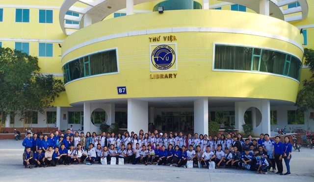 Thư viện và kết nối internet toàn khuôn viên trường phục vụ tốt cho việc học tập và nghiên cứu của SV Thư viện và kết nối internet toàn khuôn viên trường phục vụ tốt cho việc học tập và nghiên cứu của SV