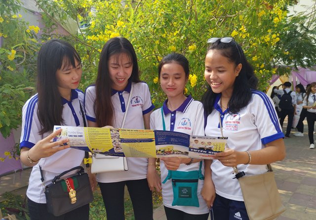 Các bạn sinh viên người Khmer rất siêng năng trong học tập Các bạn sinh viên người Khmer rất siêng năng trong học tập