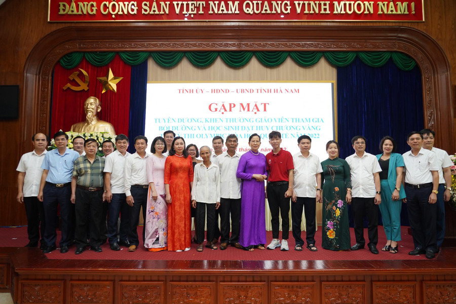 Gia đình, thầy cô và bạn bè chia sẻ niềm vui với Huy chương Vàng Olympic Hóa học Trần Đức Minh. Gia đình, thầy cô và bạn bè chia sẻ niềm vui với Huy chương Vàng Olympic Hóa học Trần Đức Minh.