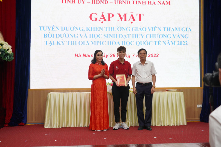 Lãnh đạo UBND tỉnh khen thưởng Trần Đức Minh, lần đầu tiên đem Huy chương Vàng Olympic Hóa học về tỉnh Hà Nam. Lãnh đạo UBND tỉnh khen thưởng Trần Đức Minh, lần đầu tiên đem Huy chương Vàng Olympic Hóa học về tỉnh Hà Nam.