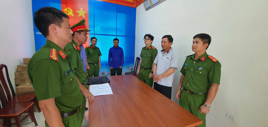 Nguyễn Khắc Hùng (thứ 2 từ phải qua), nguyên Chủ tịch Xã Ea Huar bị bắt tạm giam. (Ảnh: SĐ)