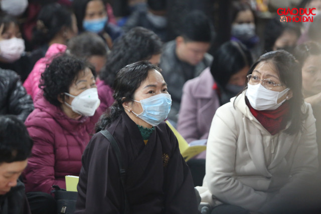 Trong buổi cầu an, từ trong ra ngoài rất nhiều người dân đã đeo khẩu trang để đọc kinh cầu an. Trong buổi cầu an, từ trong ra ngoài rất nhiều người dân đã đeo khẩu trang để đọc kinh cầu an.