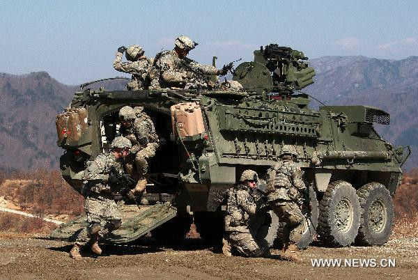 Cận cảnh cuộc tập trận bắn đạn thật của Mỹ - Hàn ảnh 3 U.S. soldiers from Stryker Brigade team participate in the South Korea-U.S. joint military exercise