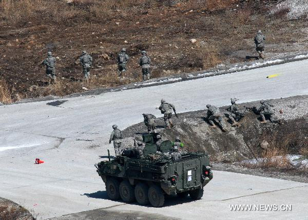 Cận cảnh cuộc tập trận bắn đạn thật của Mỹ - Hàn ảnh 2 U.S. soldiers from Stryker Brigade team participate in the South Korea-U.S. joint military exercise