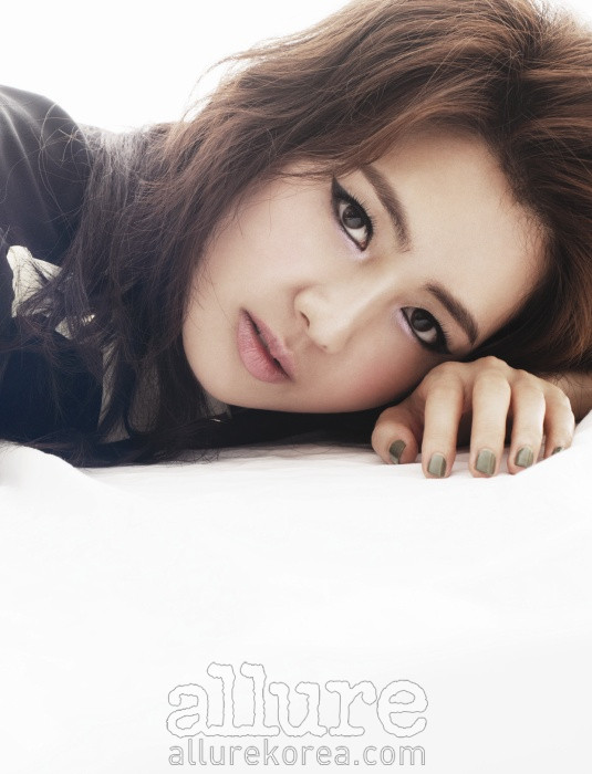 &quot;Nữ hoàng Seon Deok&quot; đẹp dịu dàng trên bìa tạp chí ảnh 4