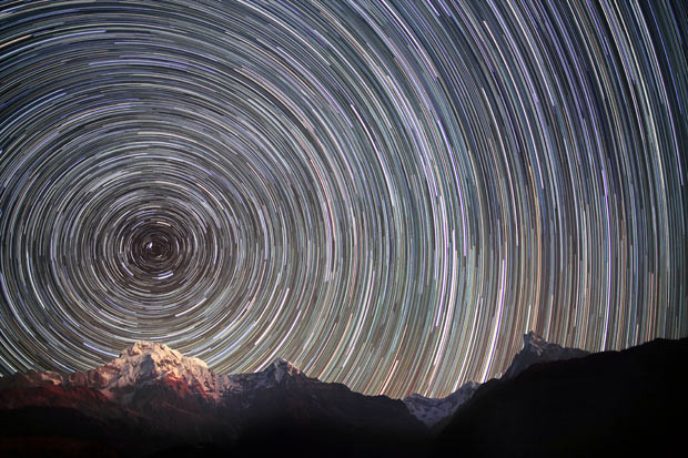 Những hình ảnh ấn tượng trong tuần ảnh 3 Photographer Anton Jankovoy spent months camping at the foot of Mount Everest in a bid to capture the perfect picture of star trails over the Himalayas. Anton, from Zhytomyr in Ukraine, used a Canon EOS 5D Mark II with a 24mm lens to capture this picture, leaving the shutter open for several hours.