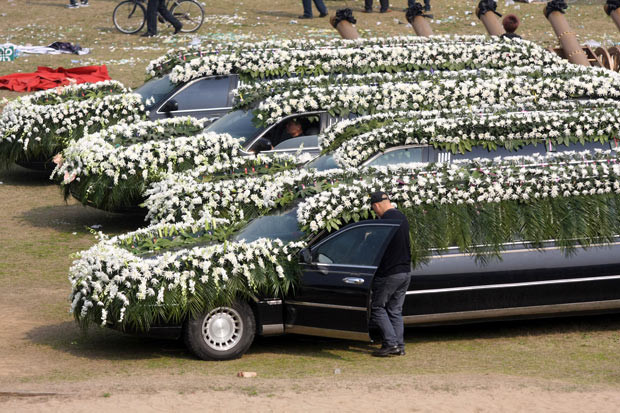 Những hình ảnh ấn tượng trong tuần ảnh 15 Is this the world’s most extravagant funeral? The funeral, held by an entrepreneur in China for his deceased mother, involved nine flower-bedecked extended Lincoln limousines, gun salutes and more than 1,000 band members. The ceremony cost more than three million yuan (almost £300,000), according to a source.