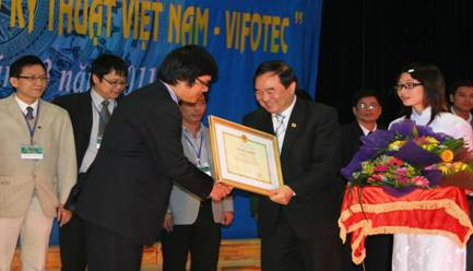 Thứ trưởng Trần Quang Quý trao bằng khen cho các đại học mạnh về NCKH trong sinh viên Thứ trưởng Trần Quang Quý trao bằng khen cho các đại học mạnh về NCKH trong sinh viên