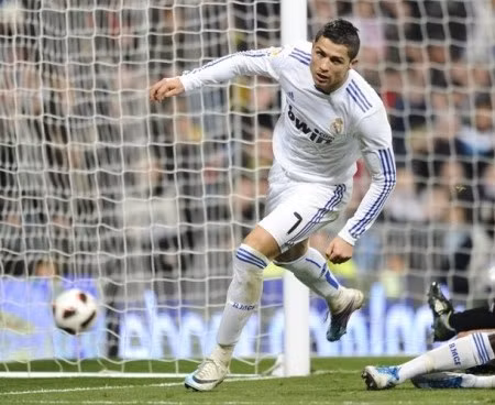 Ronaldo, Benzema toả sáng, Real huỷ diệt Malaga