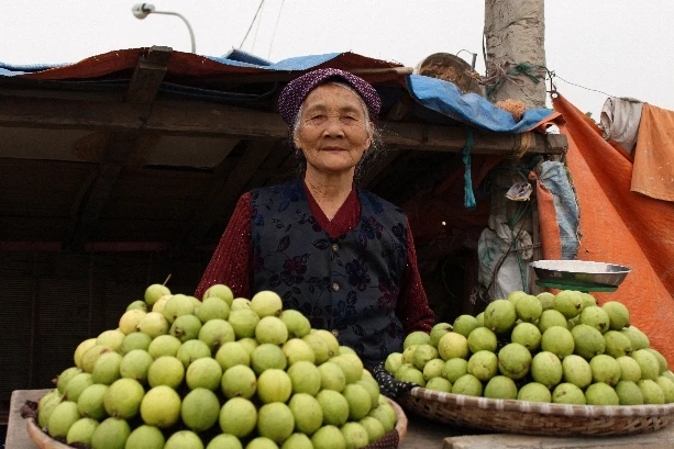 Triệu phú chân đất bán ổi