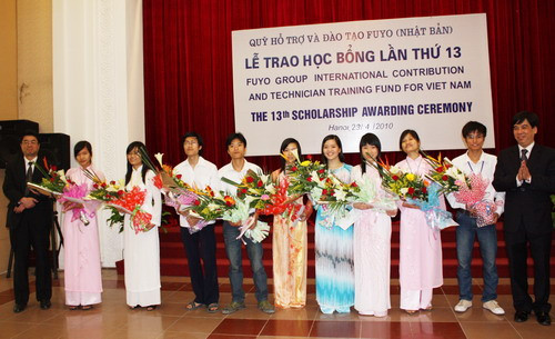 Trao học bổng Fuyo lần thứ 13 Đại diện Bộ GD&ĐT, quỹ học bổng Fuyo trao học bổng cho các sinh viên.
