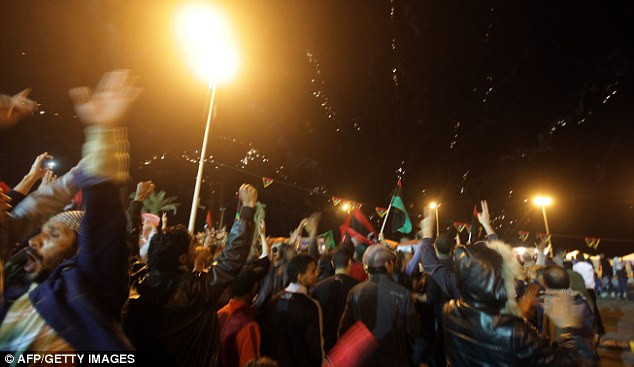 Libya: Bom vẫn nổ sau tuyên bố ngừng bắn ảnh 3 : Libyans in Benghazi who have battled Gaddafi