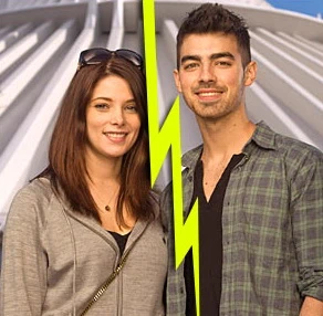 Joe Jonas và Ashley Greene chia tay